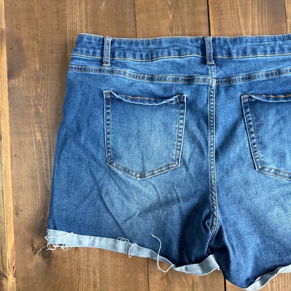 Time and Tru Medium Wash Denim Jean Cuffed Shorts - Picture 7 of 8